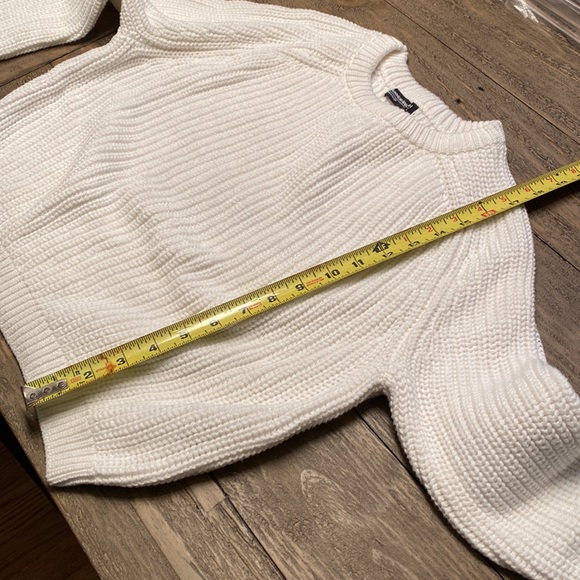 PRICE IS FIRM!American Apparel Women's Cropped White Pullover Crew Neck Sweater - Picture 15 of 16